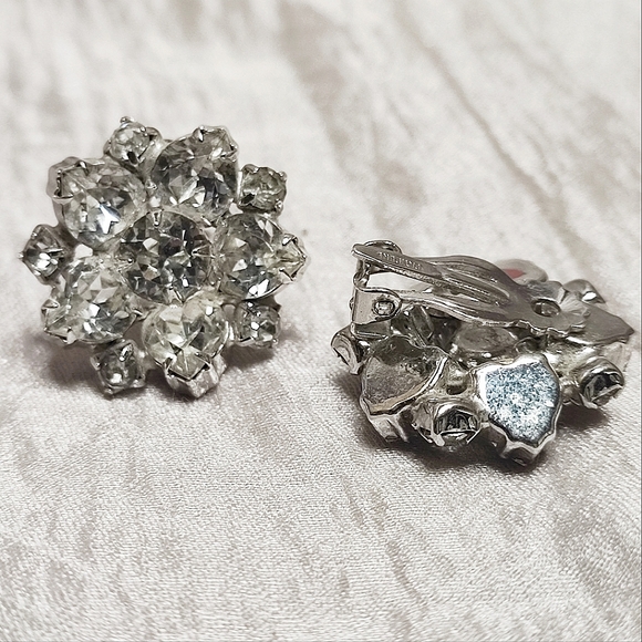 Unsigned Blazing Clear Silver Tone Rhinestone Vintage Clip Earrings Prong Set - Picture 8 of 14